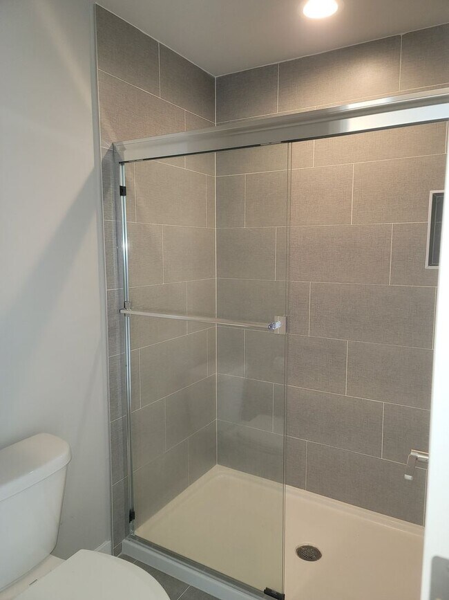 Building Photo - Stunning Tri Level 3/2.5 Townhome in the G...