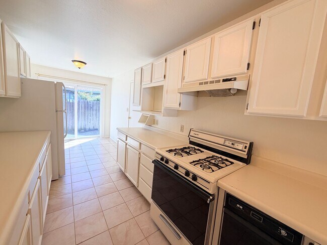 Building Photo - Newly Refreshed 3BD/2BA Home with Spacious Living Areas
