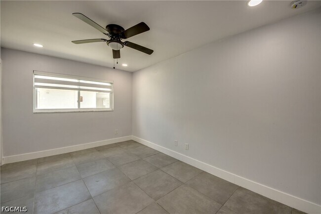 Building Photo - 4312 S Pacific Cir