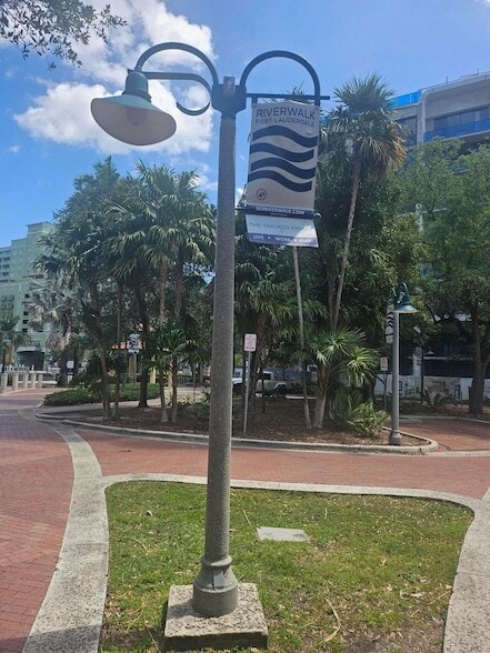 Building Photo - 520 SE 5 Ave