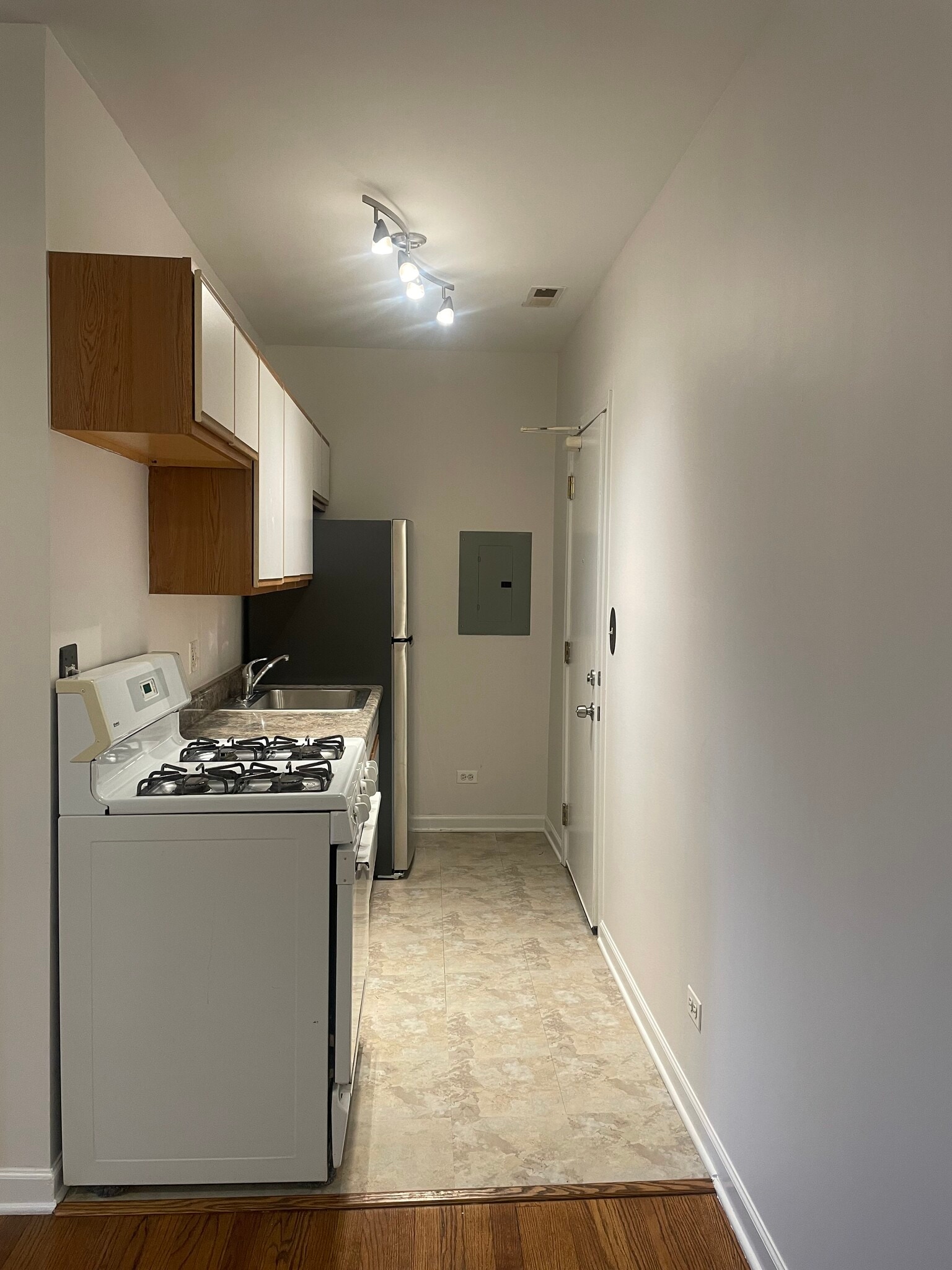 Building Photo - 4425 N Lawndale Ave
