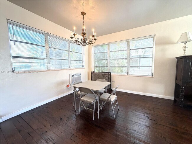 Building Photo - 4710 Pine Tree Dr