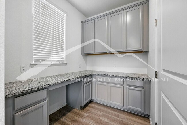 Building Photo - Spacious Home with Washer/Dryer and Centra...