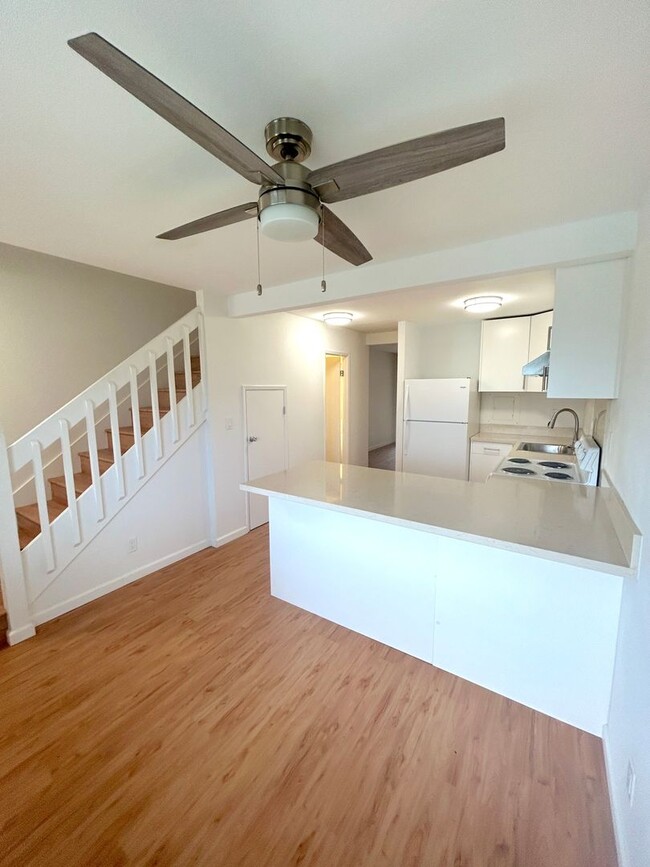 Primary Photo - Completely Renovated Split-Level Nob Hill ...