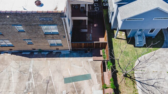 Building Photo - 3015 Caroline St