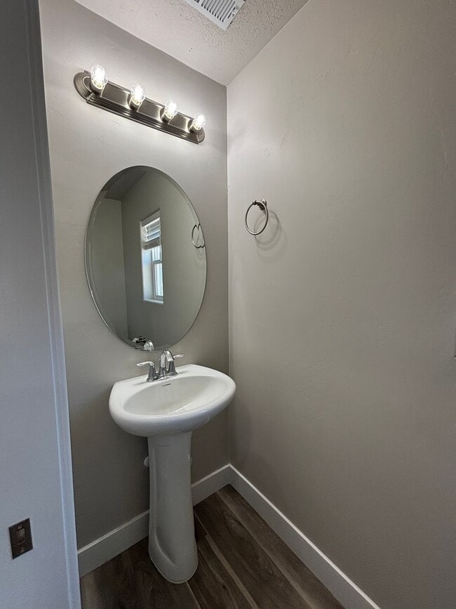 Building Photo - DARLING TWO BEDROOM TOWNHOME IN CEDAR CITY!