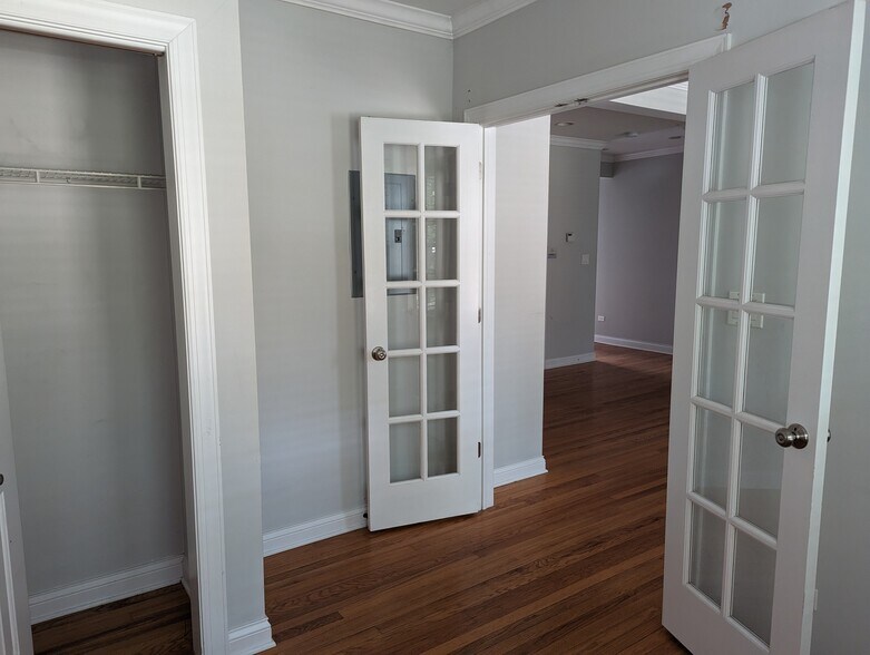 Building Photo - 3808 N Marshfield Ave