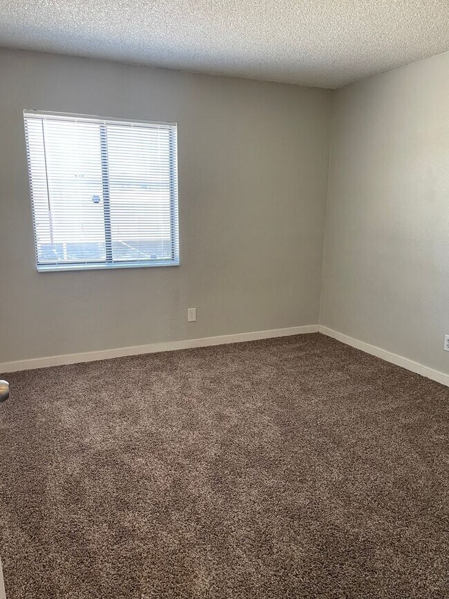 Building Photo - Lovely 2 Bedroom 1  Bath with Fireplace!
