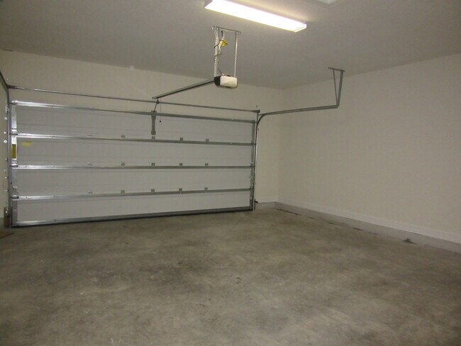 Building Photo - Beautiful 4B/3B plus office single family ...
