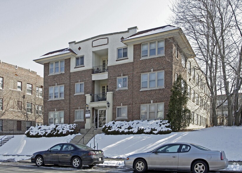 Cumberland Apartments 2618 N Oakland Ave Milwaukee WI 53211