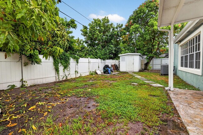 Building Photo - 2707 Bahama Dr