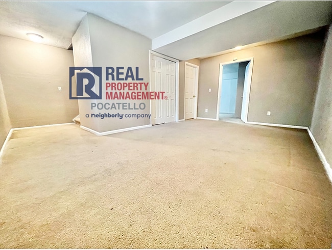Building Photo - 4 Bedroom 1.5 Bath Townhome
