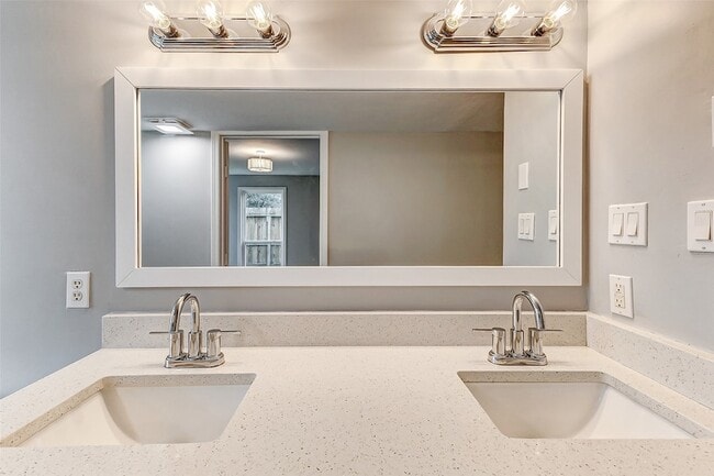 Building Photo - 1727 Cloister Dr