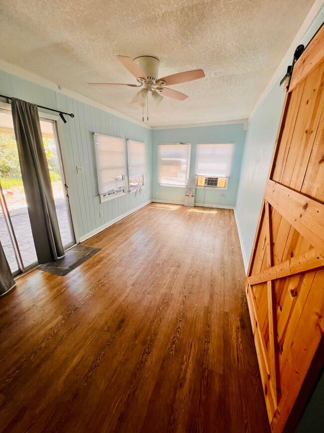 Building Photo - 3/1.5 Duplex in Fisherman's Haven