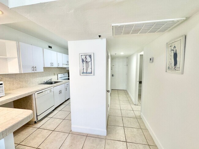 Building Photo - Amazing location: Close to Lincoln & the beaches: 1bed/1bath at the iconic Decoplage: available n...