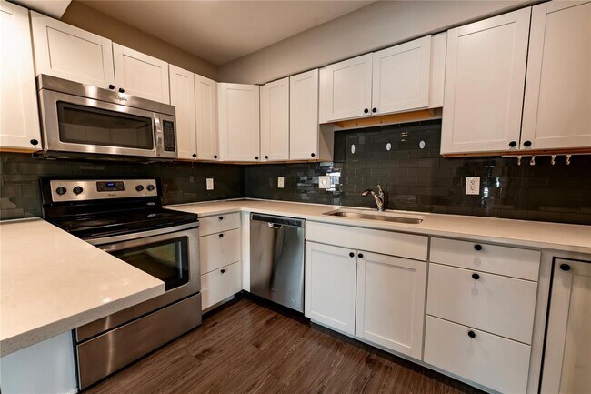 Building Photo - 935 La Posada Dr