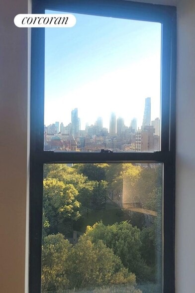 Building Photo - 45 W 81st St