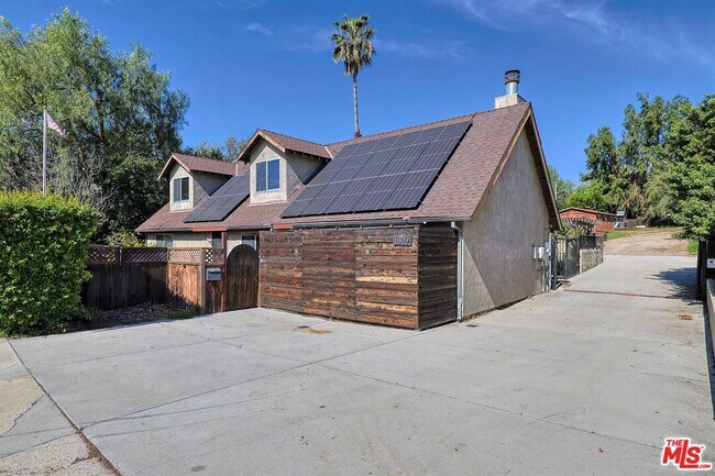 Building Photo - 1609 E Hillcrest Dr