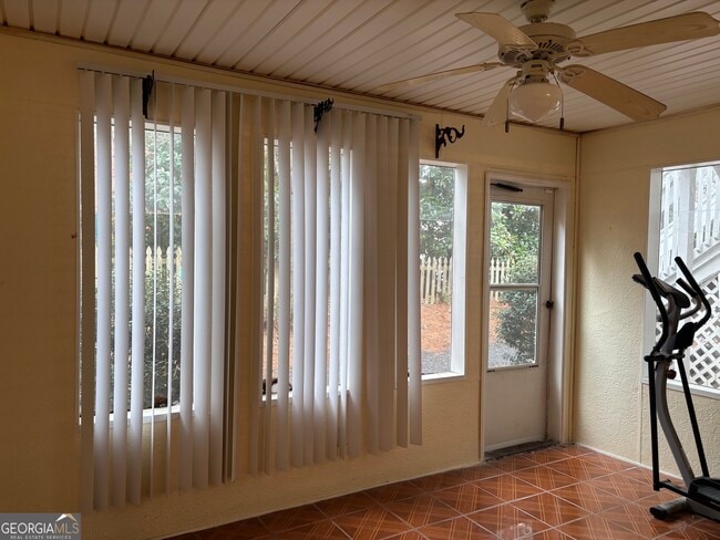 Building Photo - 12 Intown Pl