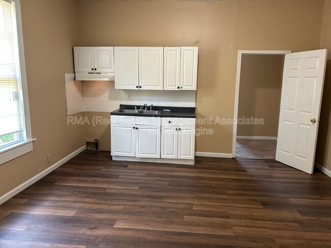 Building Photo - 108 Elm St