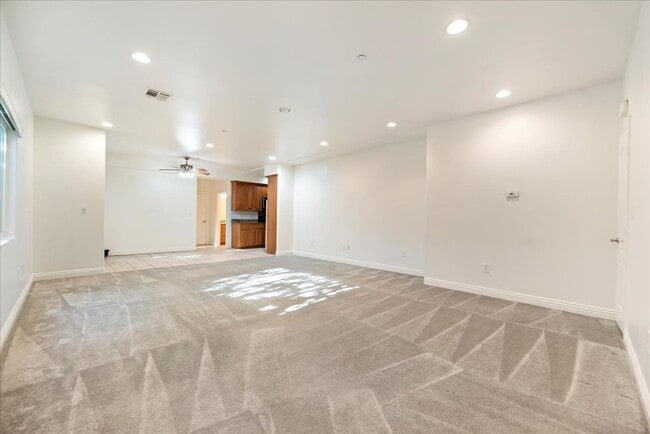 Building Photo - 637 N Fairview St