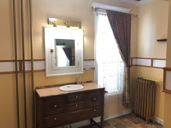Building Photo - 1st Floor 2 Bedroom Apartment w/ Private Basement - Available July 1st