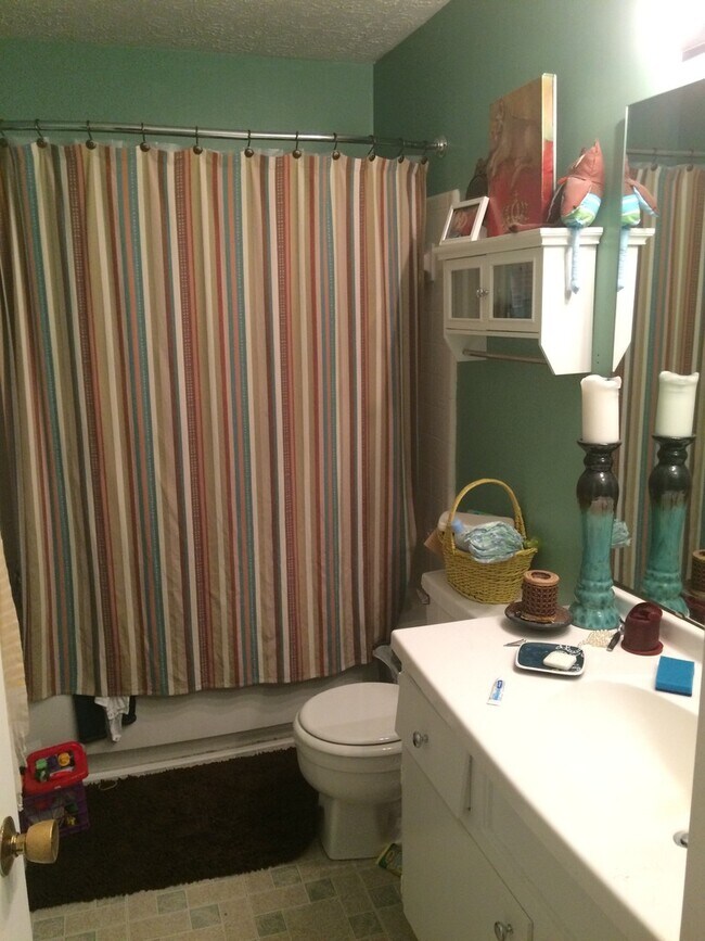 Building Photo - Spacious 3 Bedroom 2.5 Bath Townhome with ...