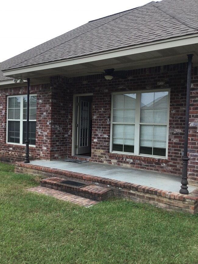 Building Photo - 19 Village Dr