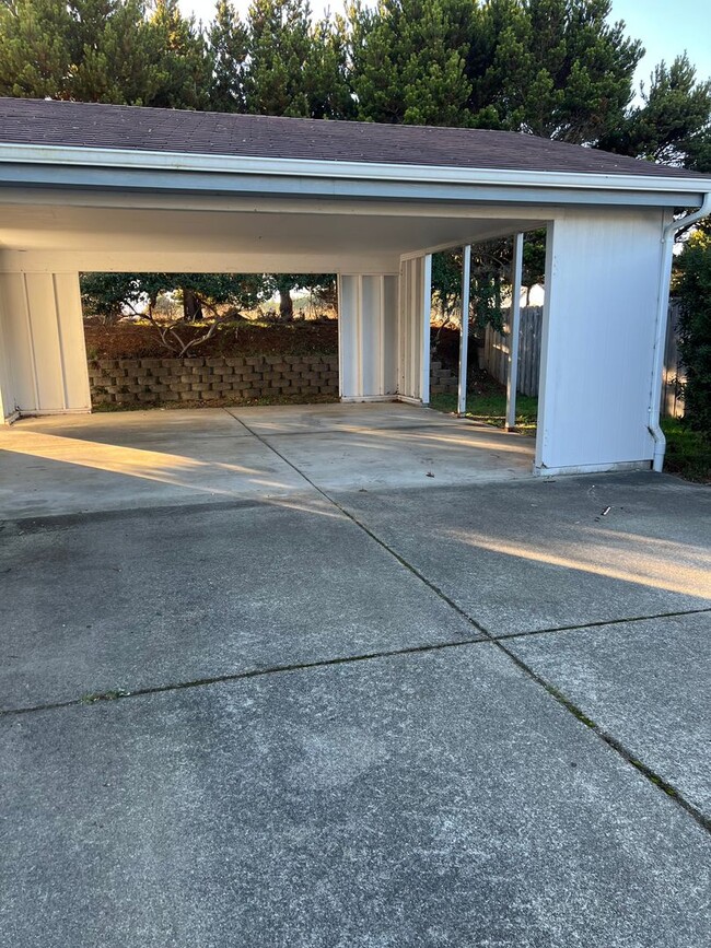 Building Photo - Beautiful 3 bedroom 2 bath home with a lar...