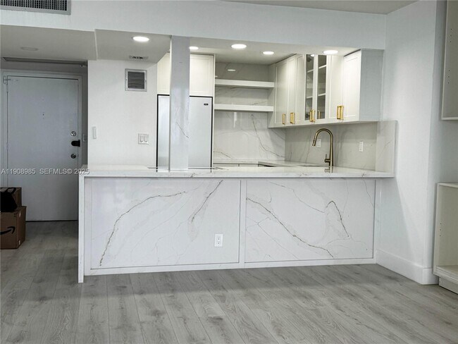 Building Photo - 3140 S Ocean Dr