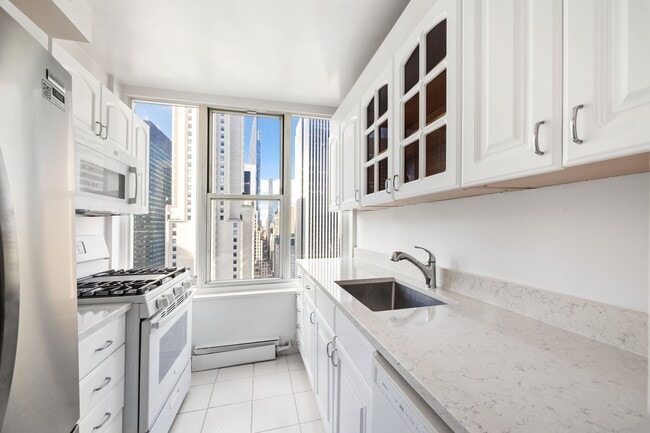 Building Photo - 117 E 57th St