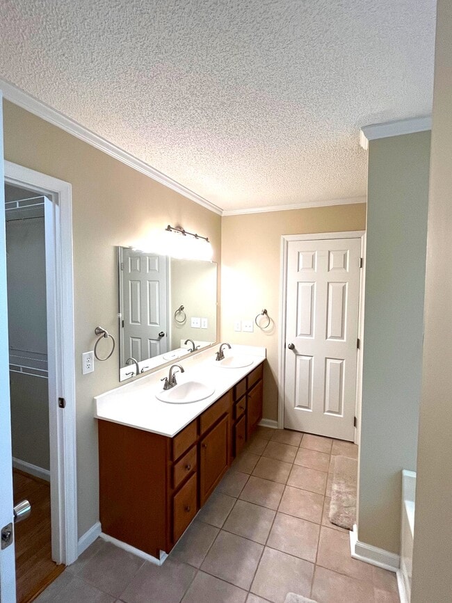 Building Photo - 763 Southwick Ave