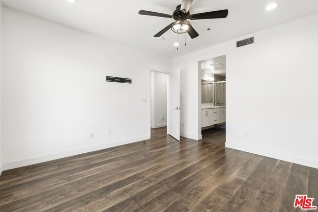 Building Photo - 6021 W Beachwood Ln