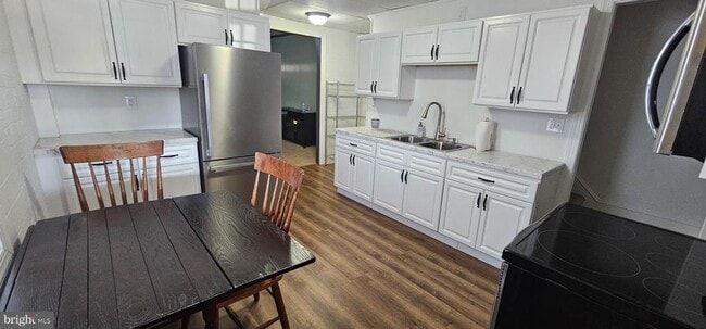 Building Photo - 305 Haven St