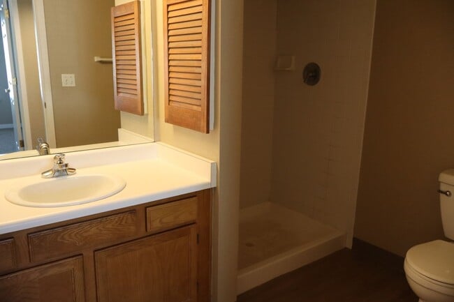 Building Photo - Convenient & Comfortable Condo Living Near...