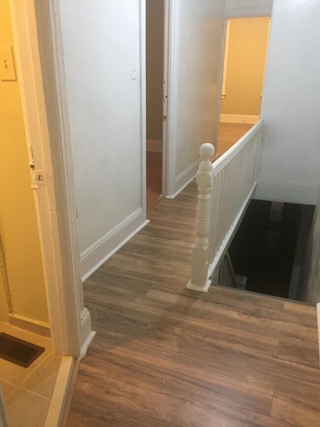 Building Photo - Great starter home for family!