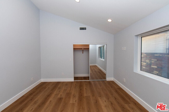 Building Photo - 2208 S Harcourt Ave