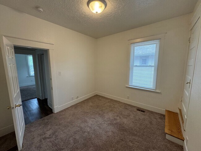 Building Photo - LEASING! Available June 30th