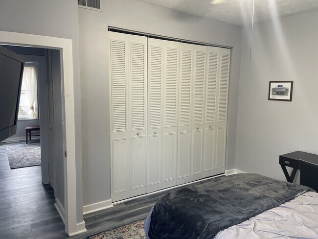 Building Photo - 123 Montmullin St