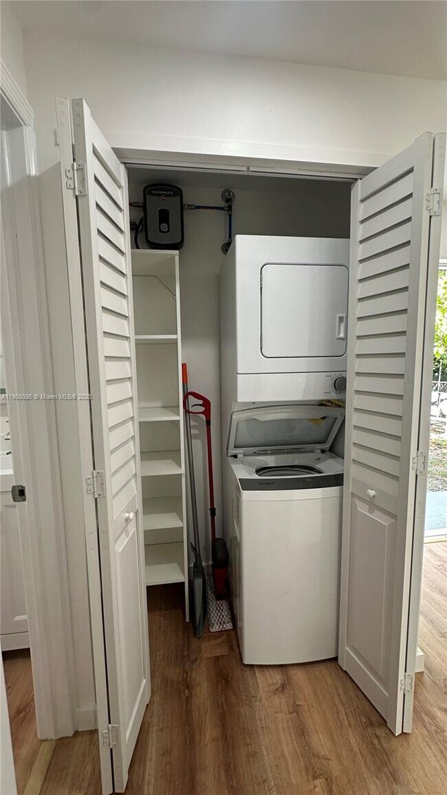 Building Photo - 685 W 35th St