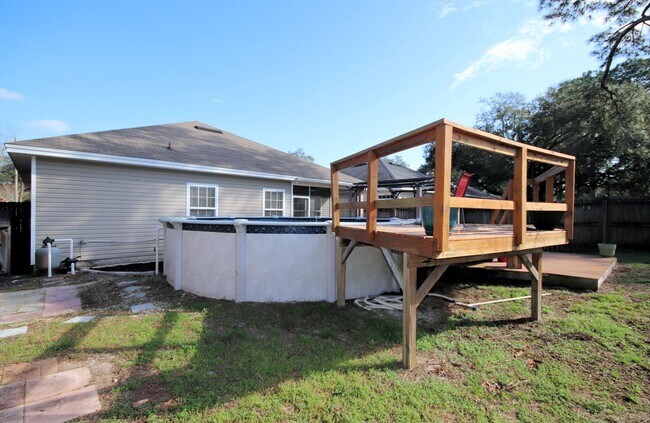 Building Photo - Central Niceville Location