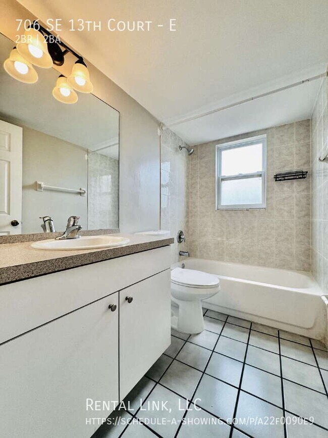 Building Photo - 706 SE 13th Ct