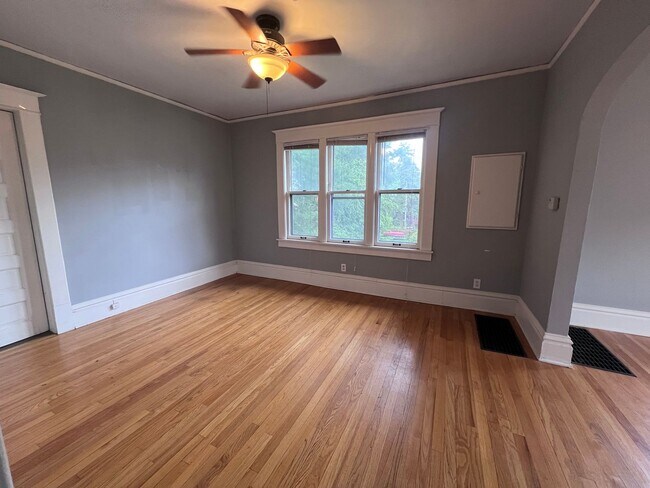 Building Photo - Large 3 Bedroom Duplex with Washer/Dryer - Water included!