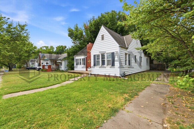 Building Photo - 703 S Grove Dr