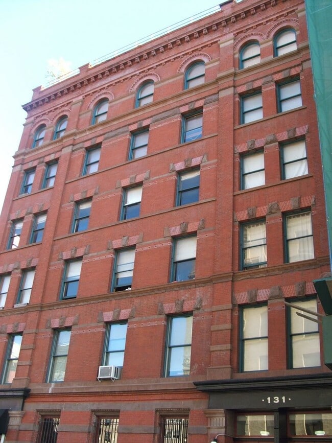 Building Photo - 131 Watts St