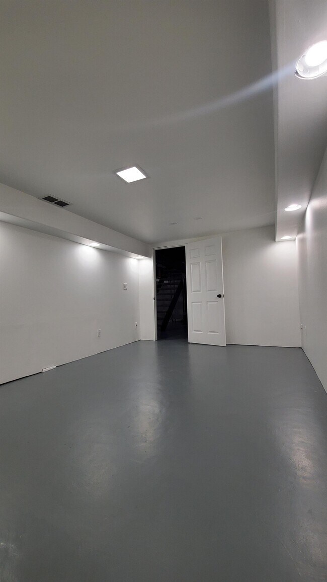 Building Photo - 3339 Henderson Ave SE