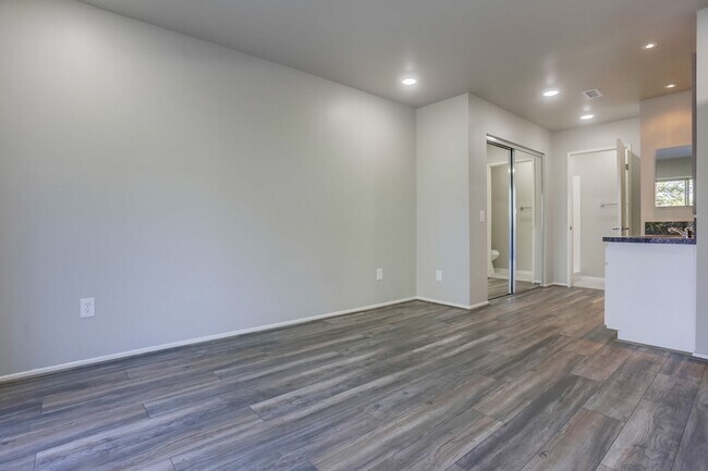 Building Photo - 2 Bedroom Oceanside Condo, with Private Ya...