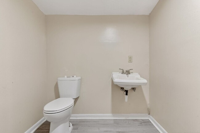 Building Photo - 409 Meadow Rd