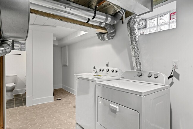 Building Photo - 3127 33rd Ave S