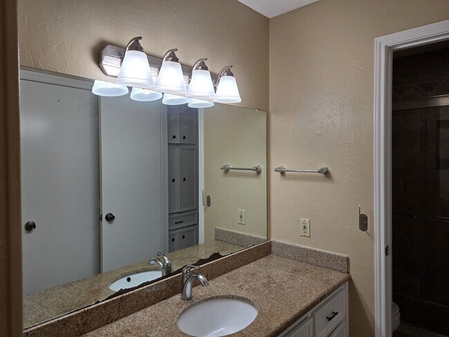 Building Photo - 3/2 Robinson Duplex